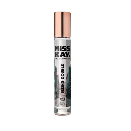 عطر Miss Kay Seeing Double Eau De Parfum 25 مل - رائحة غنية ومشاكسة - روائح نبات شينوس مول والبرتقال والجريب فروت - صنع في إيطاليا، نباتي 100%، ولم يتم الإساءة إلى الحيوانات لتصنيعه وخالي من البارابين.