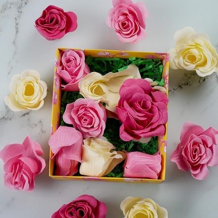 Heathcote & Ivory Sweet Pea & Honeysuckle Scented Soap Flowers 96G - Image 3