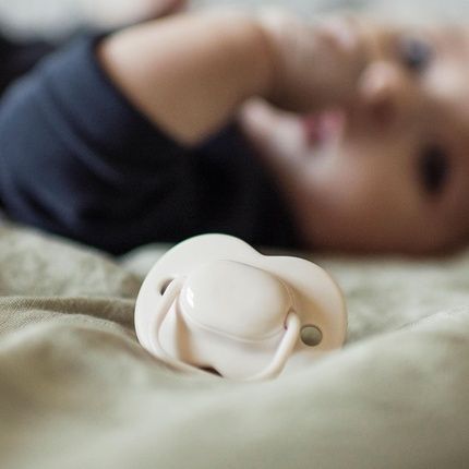 Tommee Tippee Cherry Latex Dummies 618 Months With 100 Natural Latex Baglet - Image 3