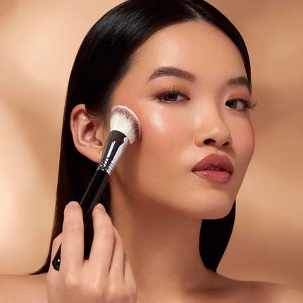 Sigma Beauty F43 Soft Angled Cheek Brush - Image 3