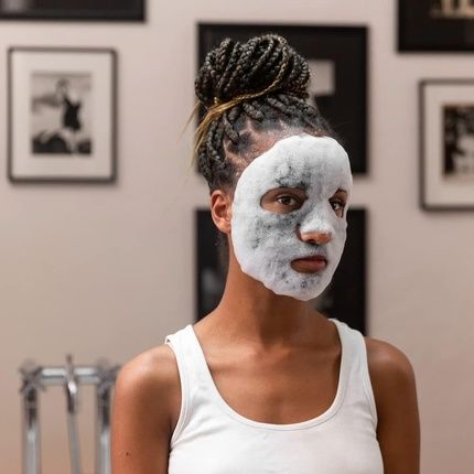 قناع الوجه الورقي للتخلص من السموم بالفحم من سفنث هيفن مع الفحم المنقي للحصول على بشرة أكثر إشراقًا