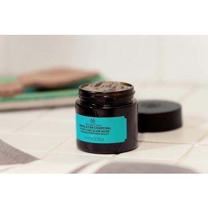 The Body Shop Himalayan Charcoal Purifying Glow Mask 75Ml - Image 3