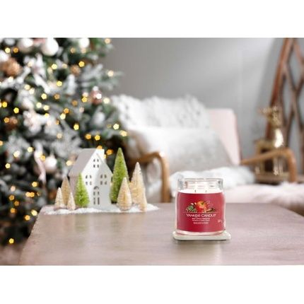 Yankee Candle Red Apple Wreath Medium Jar - Image 3