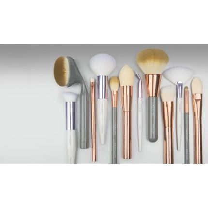 Chique Studio Small Eyeshadow Brush - Image 4