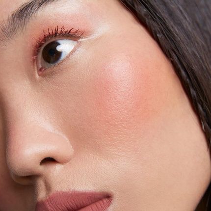 3Ina Makeup The Blush 503 Nude Powder Blush، لمسة نهائية حريرية طبيعية، بودرة معدنية مضغوطة مضيئة، أحمر خدود مضيئ، تركيبة تدوم طويلاً وقابلة للبناء، نباتية، لم يتم الإساءة إلى الحيوانات في تصنيعها