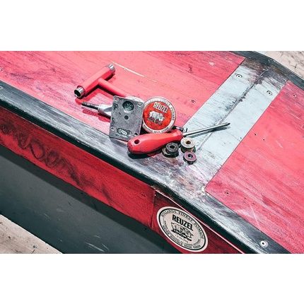 Reuzel Red Water Soluble High Sheen Pomade No Dry Formula Keeps High Shine And Strong Hold All Day Without Flaking Easy Rinse Out Subtle Vanilla Cola Fragrance Vegan Formula 35G - Image 3