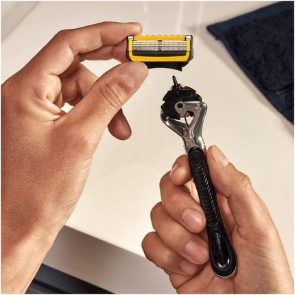 Gillette Proshield Men'S Razor Blades With 5 Anti-Friction Blades 3 Refills - Image 3