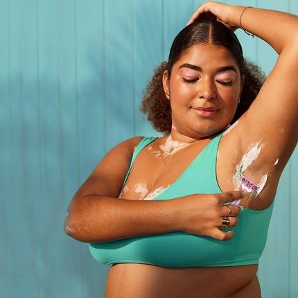 Gillette Simply Venus3 Disposable Razors With 3 Blades Moisture Strip Smooth And Protected Skin 4 Razors - Image 3